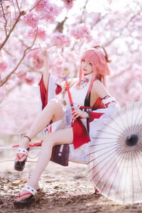 Coser Guaxi Jiang Transforms into Yae Miko Genshin Impact: Enchanting Beauty Amidst Sakura-5