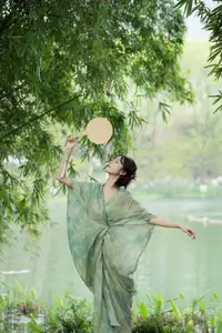 Xiao He's Ethereal Beauty by the Water: A Poetic Glimpse into YiTuYu Vol.8571's Traditional Charm-7