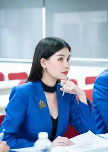 Pham Ngan Anh: Stylish Lecturer Captivates With Special Campus Rules-6