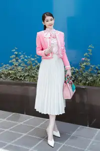 Pham Ngan Anh: Stylish Lecturer Captivates With Special Campus Rules-12