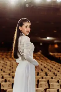 Pham Ngan Anh: Stylish Lecturer Captivates With Special Campus Rules-1