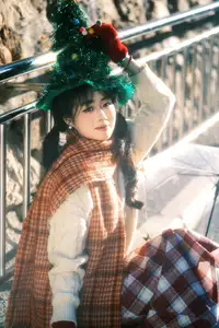 YiTuYu Vol.8588: Discover the Romantic Charm of a Festive Girl with Gifts-40