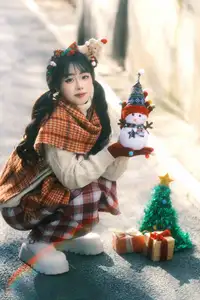 YiTuYu Vol.8588: Discover the Romantic Charm of a Festive Girl with Gifts-32