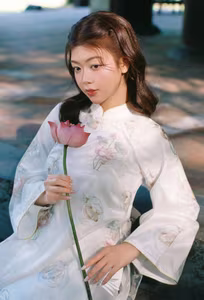 VGU No140 Explore the Graceful Vietnamese Beauty An Elegant Girl Amidst Ancient Architecture Traditional Charm That Captivates-5