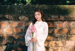 VGU No140 Explore the Graceful Vietnamese Beauty An Elegant Girl Amidst Ancient Architecture Traditional Charm That Captivates-9