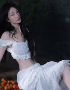 Jun Vu's New Photoshoot Goes Viral: Alluring Dewy Beauty with Cherry Tomatoes-2