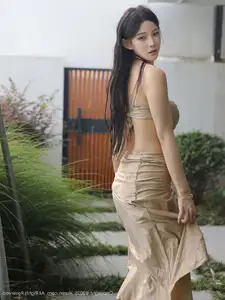 Li Shuang Er's Captivating Poolside Beauty: XiuRen No10618 Collection-1