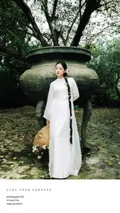 VGU No.186: Discover the Serene East Asian Beauty with White Flowers – A Captivating Traditional Charm-4