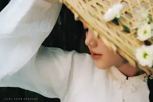 VGU No.186: Discover the Serene East Asian Beauty with White Flowers – A Captivating Traditional Charm-0