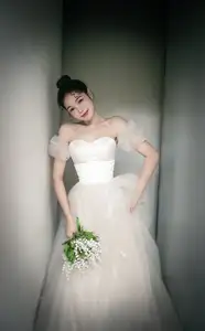 VGU No.178: Sweet Moment: Beautiful Bride Shines in Her Wedding Gown-3