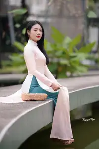 Graceful Vietnamese Lady in Traditional Ao Dai  1000024954-18