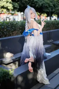 Coser Feng Jiang Jiang V as Shenhe Genshin Impact: Ethereal Beauty in a Captivating Outdoor Shoot-3