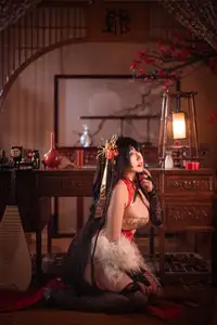 Coser Zyra Aki as Taihou: Alluring Eastern Elegance - A Mesmerizing Cosplay-1