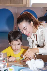 MC Hoang Oanh's Stunning Post-Divorce Beauty Transformation: Peaceful Moments with Her Son-11