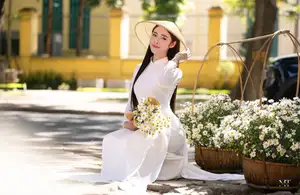 Vietnamese Ao Dai Beauty: Graceful girl with white daisies, an enchanting blend of tradition and charm.-5