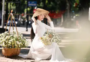 Vietnamese Ao Dai Beauty: Graceful girl with white daisies, an enchanting blend of tradition and charm.-4