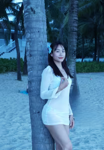 See 'track and field hot girl' Huynh Thi My Tien flaunting her dream bikini body and toned abs on the beach-5