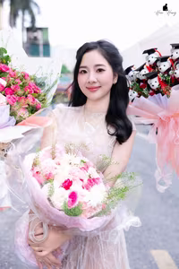 VGU No.46: Captivating Vietnamese Student Radiates Confidence and Grace, Celebrating a Significant Academic Milestone.-8