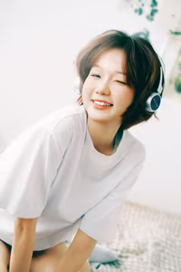 VGU No.25: Discover the Radiant Smile of a Young Woman with Relaxing Music-2