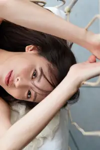 Sena Natsuki's Alluring Gaze: An Intimate Portrait from 'Tamayura Shunkashuto' Collection-6