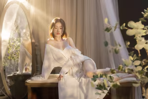 VGU No.154: Discover the Alluring and Dreamy Beauty of a Woman Bathed in Golden Sunlight-8