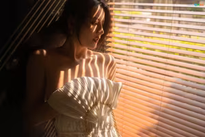 Jiu Shi A Zhu: Beauty Bathed in Warm Afternoon Sun - Alluring Moment by the Window-8