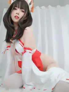 Coser Baiyin transforms into an enchanting Shrine Fox, showcasing captivating beauty in unique Kitsune cosplay-4