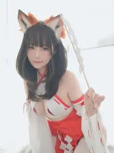 Coser Baiyin transforms into an enchanting Shrine Fox, showcasing captivating beauty in unique Kitsune cosplay-12