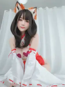 Coser Baiyin transforms into an enchanting Shrine Fox, showcasing captivating beauty in unique Kitsune cosplay-15