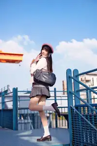 Explore Tun Shu Mei Vol.8548: The girl with a pink beret and enchanting fashion style on railway tracks-10