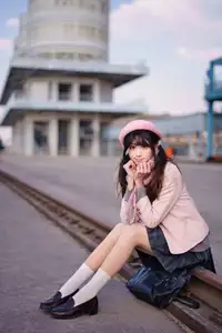 Explore Tun Shu Mei Vol.8548: The girl with a pink beret and enchanting fashion style on railway tracks-19