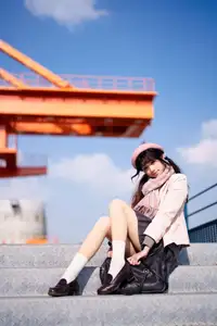 Explore Tun Shu Mei Vol.8548: The girl with a pink beret and enchanting fashion style on railway tracks-24