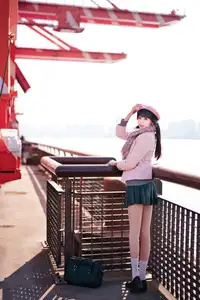 Explore Tun Shu Mei Vol.8548: The girl with a pink beret and enchanting fashion style on railway tracks-9