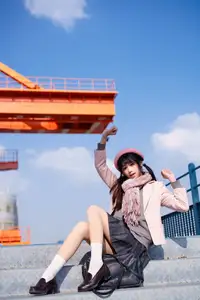 Explore Tun Shu Mei Vol.8548: The girl with a pink beret and enchanting fashion style on railway tracks-25