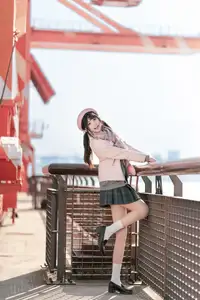 Explore Tun Shu Mei Vol.8548: The girl with a pink beret and enchanting fashion style on railway tracks-23