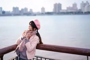 Explore Tun Shu Mei Vol.8548: The girl with a pink beret and enchanting fashion style on railway tracks-15