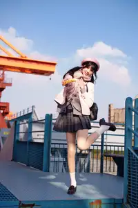 Explore Tun Shu Mei Vol.8548: The girl with a pink beret and enchanting fashion style on railway tracks-1