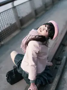 Explore Tun Shu Mei Vol.8548: The girl with a pink beret and enchanting fashion style on railway tracks-27