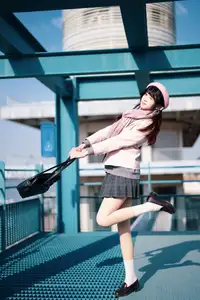 Explore Tun Shu Mei Vol.8548: The girl with a pink beret and enchanting fashion style on railway tracks-17