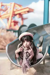 Explore Tun Shu Mei Vol.8548: The girl with a pink beret and enchanting fashion style on railway tracks-7