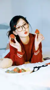 YiTuYu Art Language Vol.8573 zzzzzzz: A Girl's Sweet Relaxed Moment with a Bowl of Fruits-12