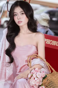 Elegant Vietnamese Woman Selecting Pomelos at Street Market | Timeless Asian Charm - VGU No.126-1