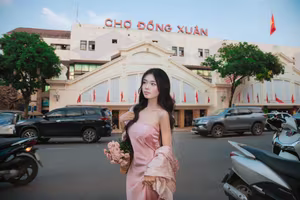 Elegant Vietnamese Woman Selecting Pomelos at Street Market | Timeless Asian Charm - VGU No.126-6