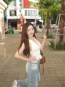 Vibrant Street Style: Young Woman Radiates Energy in Urban Chic Outfit-10