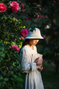 Zhong Ting Er's Serene Reading in Nature - YiTuYu Vol 8584 Art Language Collection-2