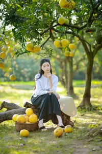 Gentle Girl in Pomelo Garden, Youthful Beauty Blending with Nature 17639840-5