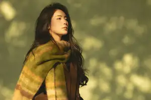 Discover the Serene Natural Beauty of an Asian Girl in a Warm Golden Hour Portrait 1047274-8