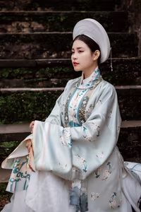 VGU No.116: Timeless Vietnamese Grace in Traditional Attire - Discover Cultural Beauty and Elegance-3