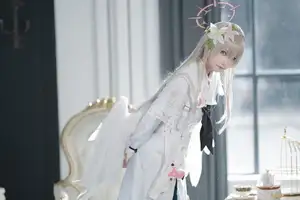 Ethereal Beauty: Coser Lunananya as Kirifuji Nagisa from Blue Archive - A Captivating Portrayal-1