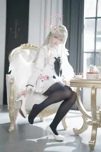 Ethereal Beauty: Coser Lunananya as Kirifuji Nagisa from Blue Archive - A Captivating Portrayal-4